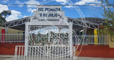 DOCENTES DE CHARCAS TRABAJAN BAJO PROTESTA EN APOYO A MOVILIZACIONES NACIONALES.