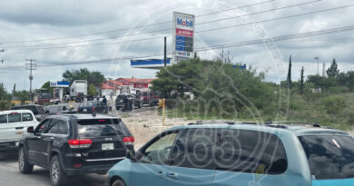 UN CAOS PARA AUTOMOVILISTAS, SURTIR COMBUSTIBLE EN CHARCAS.