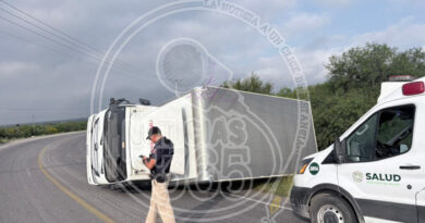 VUELCA CAMIÓN CARGA SOBRE CARRETERA 63, AL TRATAR DE EVADIR UN PERRO.