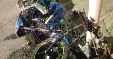 DOS LESIONADOS DE CONSIDERACIÓN TRAS IMPACTARSE MOTOCICLETA CONTRA UN POSTE.